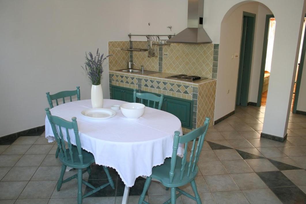 Apartmani Mladina イェルサ エクステリア 写真